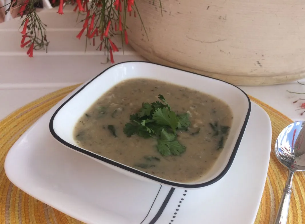 Weiße Bohnen- und Spinatsuppe mit geröstetem Knoblauch