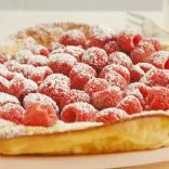 Ofen-Pfannkuchen mit frischen Himbeeren