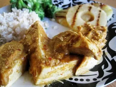 Tofu mit scharfer Ananas- und Erdnussbuttersauce