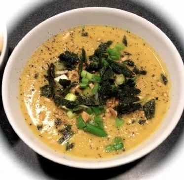 Blumenkohlsuppe mit gerösteten Haselnüssen und gebratenem Salbei