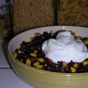 Weiße Bohnen, Mais, Tomaten und Reisgericht