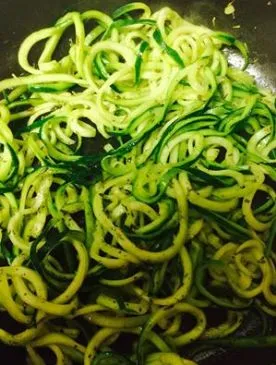 Pesto Zucchini "Nudeln"