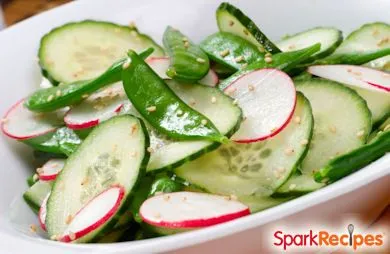 Frühlingssalat mit Zuckerschoten, Gurken und Radieschen