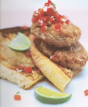 Frische Thunfischburger mit roter Zwiebel-Salsa