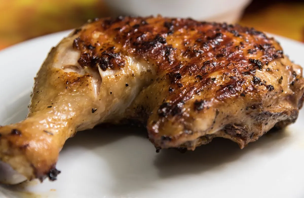 Mit Honig bestrichene würzige Hähnchenschenkel