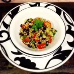 Quinoa- und schwarzen Bohnen-Salat für Clean Eating