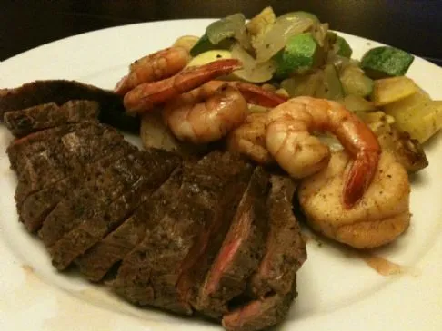 Tri Tip Surf and Turf mit herzhaften Gemüse und Pfannensauce