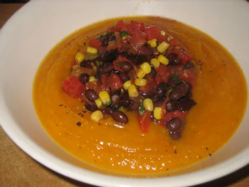 Butternut-Ingwer-Suppe mit Salsa-Garnitur