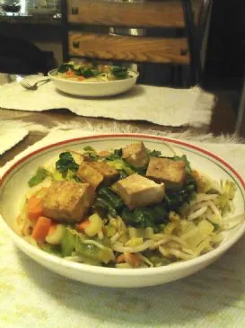 Tofu Shanghai Bok auf einem Bett aus Sojasprossen