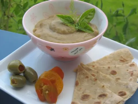 Auberginen-Hummus mit Fladenbrot