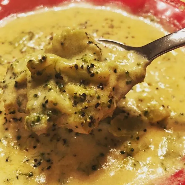 Leichte Brokkoli-Cheddar-Suppe aus dem Instant Pot