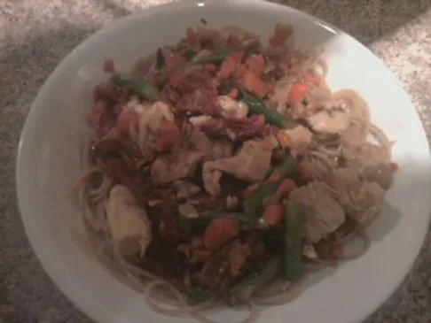 Hähnchen und getrocknete Tomaten mit Spargel