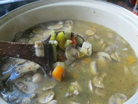 Asiatisch inspirierte Pilz-Gemüsesuppe
