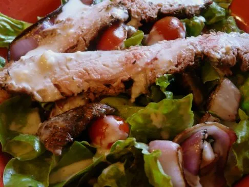 Gegrillter Steak-Salat mit Blauschimmelkäse-Dressing