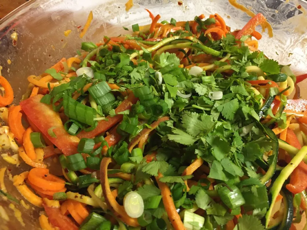 Scharfer Thai-Zoodle-Salat