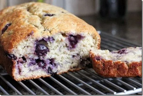 Blaubeer-Bananenbrot mit griechischem Joghurt