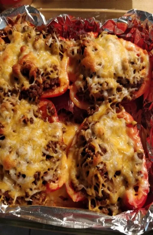 Mit Taco gefüllte rote Paprika