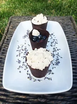 Zitronen-Kardamom-Creme und Heidelbeeren