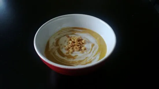 Scharfe Kürbis-Erdnuss-Suppe