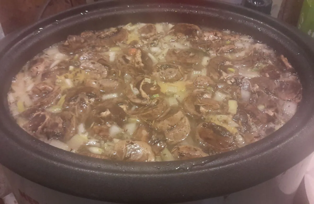 Cremige Hühnersuppe mit braunem Reis