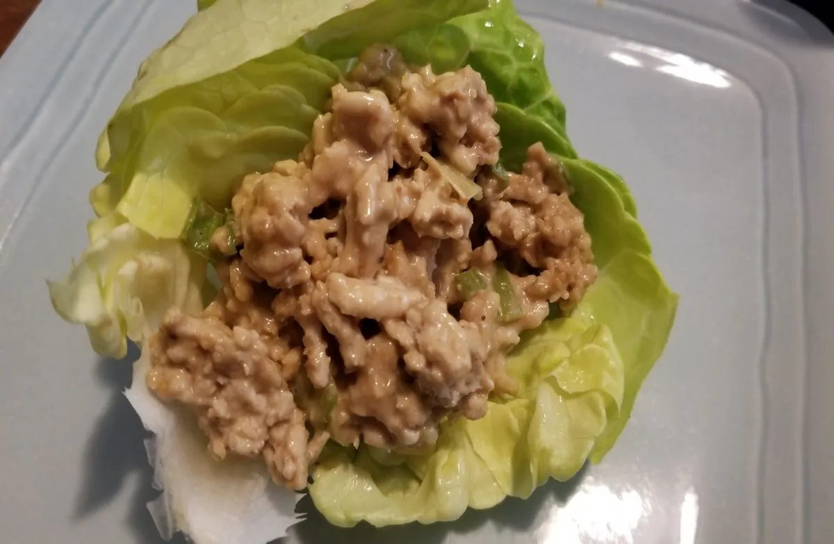 Asiatische Salatwraps mit Putenhackfleisch