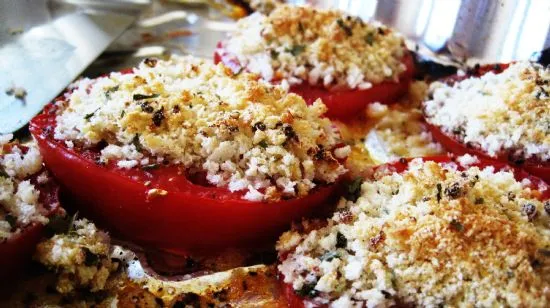 Gegrillte Tomaten mit Panko-Bröseln und Käse