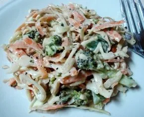 Brokkoli-Slaw mit Joghurt-Dressing