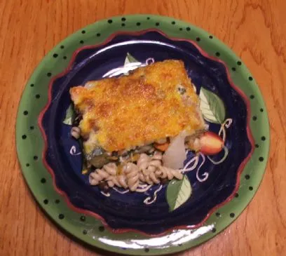 Überbackene Zucchini, rote Kartoffeln, Rotini, Karotten, Spinat, schwarze Bohnen und Käse