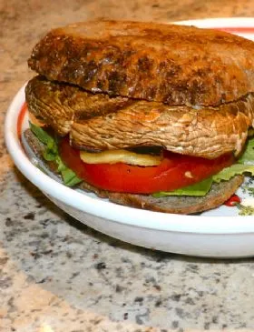 Gegrillter Portabella-Ananas-Burger