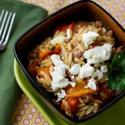Orzo mit Wurst und Paprika