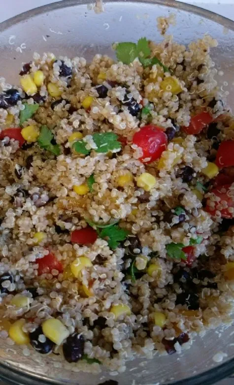 Quinoasalat mit schwarzen Bohnen, Mais und Tomaten