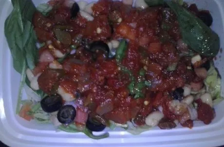 Salat mit Kopfsalat, Spinat und Bohnen mit Salsa