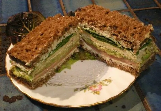 Schinken-, Avocado- und Ricotta-Ribbon-Sandwiches