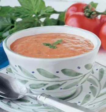 Cremige Tomaten-Gorgonzola-Suppe mit frischem Basilikum
