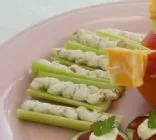 Würziger Hüttenkäse gefüllter Sellerie