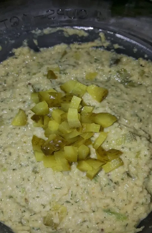 Würziger Dillgurken-Hummus
