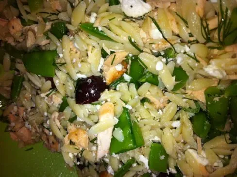 Mediterraner Orzo-Salat mit Lachs und Zuckerschoten