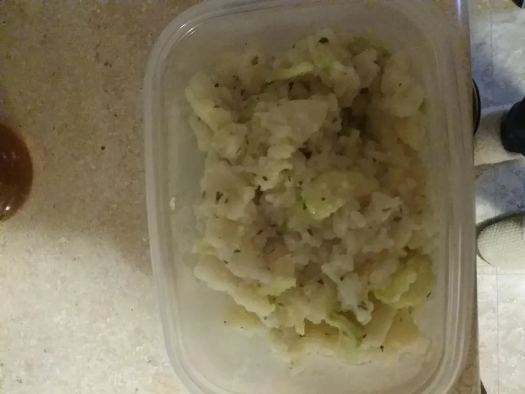 Einfacher deutscher Kartoffelsalat mit Gurken