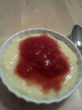 Individuelle Pudding-Torte mit Erdbeeren