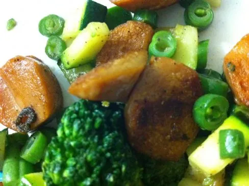 Soja-Hotdogs mit grünem Gemüse