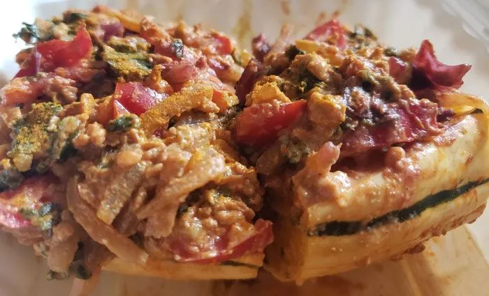 Mock Chorizo gefüllter Delicata-Kürbis