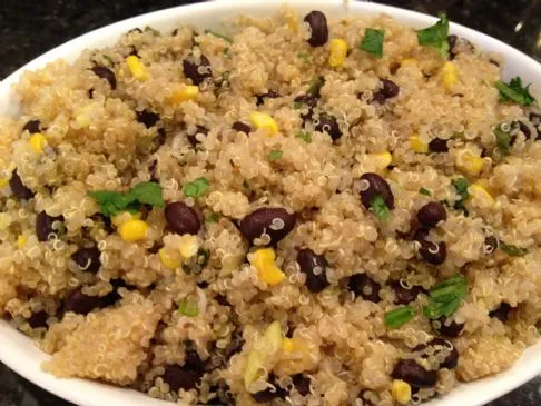 Quinoa mit schwarzen Bohnen und Mais