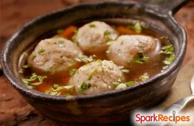 Matzenbällchensuppe in Kräuterbrühe