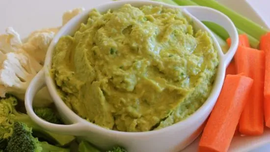 Avocado-Koriander-Hummus