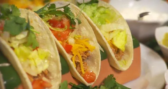 Hühnchen-Tacos in knusprigen Schalen mit Refried Beans