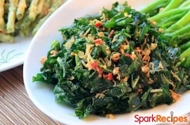 Knuspriger Knoblauch-Grünkohl mit Chorizo und Bohnen