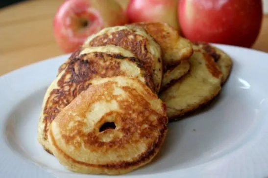Apfel-Pfannkuchen-Ringe (Getreidefrei, Low-Carb-ish)