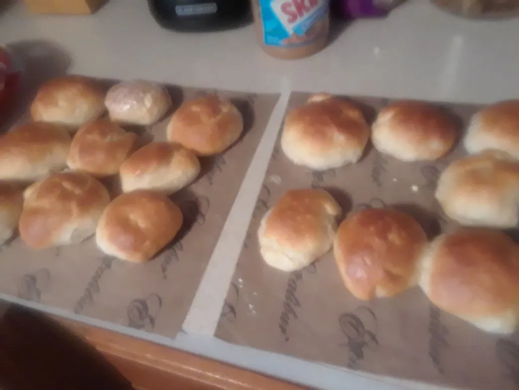 Weiße Würstchenbrötchen und Dinner Rolls