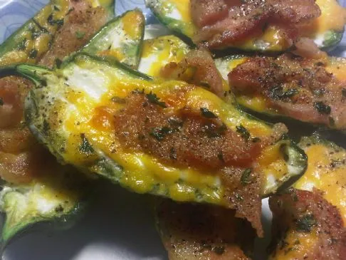 Mit Joghurt gefüllte Jalapeños