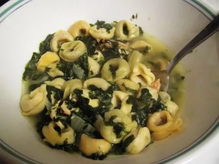 Hühnchen-Spinat-Tortellini-Suppe